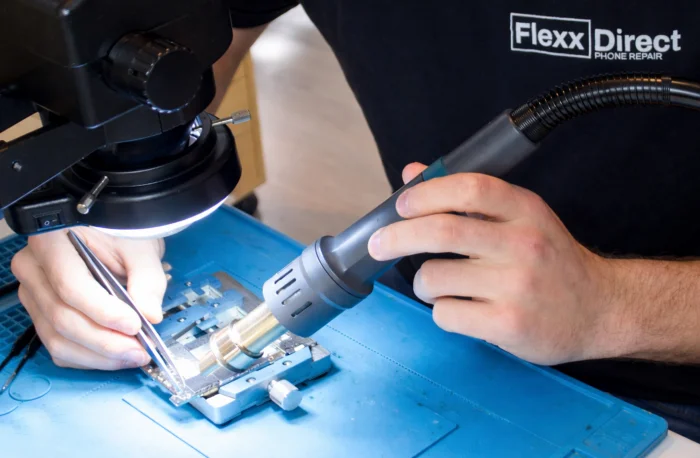 Soldeerwerk in actie: SMD-component solderen met hot-air onder de microscoop bij FlexxDirect
