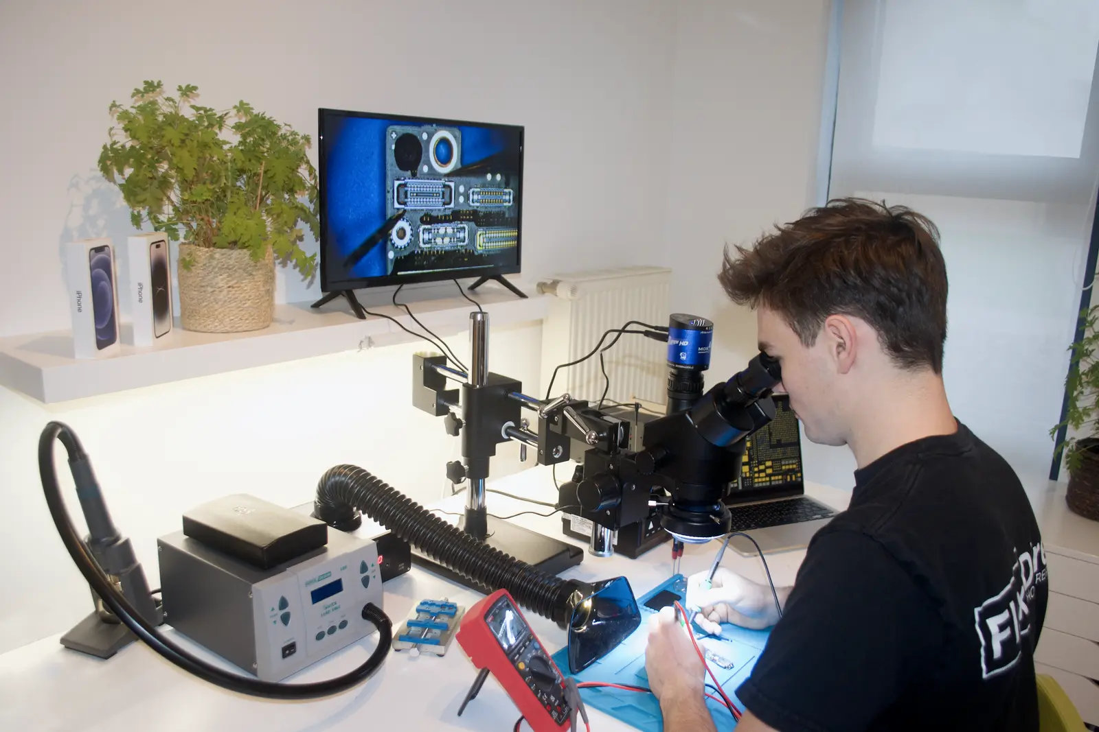 Microsoldeerwerk onder de microscoop in de werkplaats